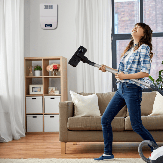 Femme passant l’aspirateur avec un système CTA en arrière-plan 