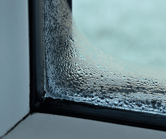 Condensatievocht op het raam 