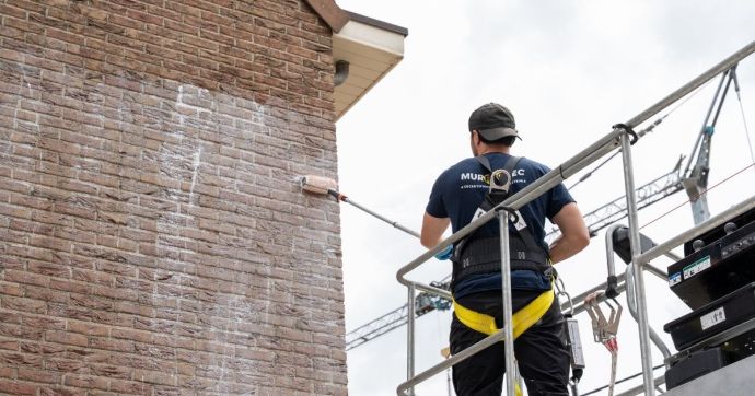 Een Murprotec-vochtexpert impregneert de gevel met vochtafstotend middel 