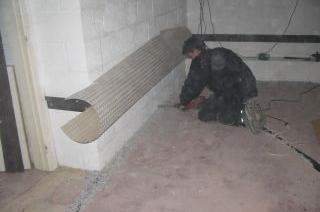 Murprotec-medewerker maakt kelder waterdicht met bekuiping