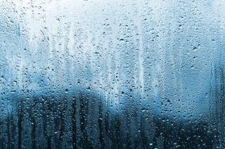 Waterdruppels op een raam door condensatie